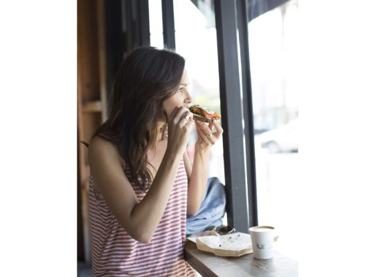 2. Hacer ruido al comer<br/>Este hábito es un tanto parecido al del chicle. Esos ruiditos son un off total. Hacen que los otros pierdan por completo el hilo de la conversación que están teniendo contigo por escuchar incrédulos el chunck chunck de tu boca.