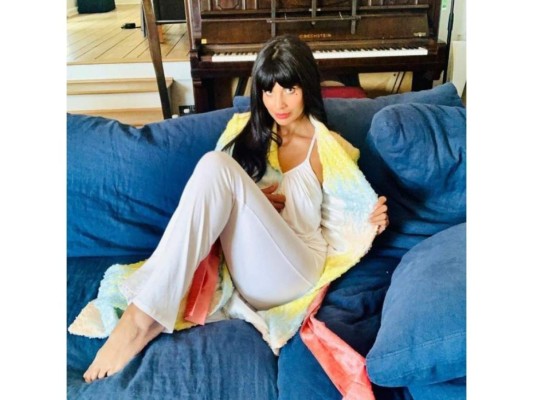 Jameela Jamil, nominada a siete premios, lució un pijama que acompañó de una colorida bata de lentejuelas y con un maquillaje espectacular.