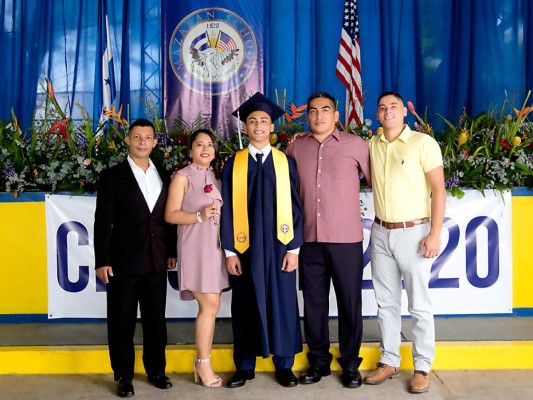 Aziz Quiñonez y familia