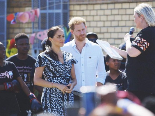 Meghan cree que tener un aspecto rígido será daniño para su ambiente familiar<br/>“Realmente intenté adoptar el 'labio superior rígido británico', pero creo que lo que hace, internamente, probablemente sea realmente perjudicial ”, dijo la duquesa de Sussex sobre cómo está lidiando con los rumores de los tabloides y la falta de privacidad.