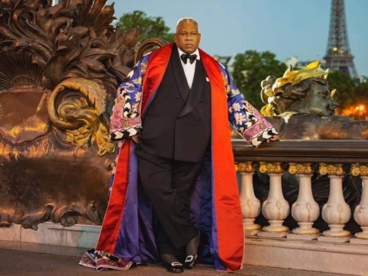André León Talley.<br/>No era diseñador, pero sí aportó muchísimo al mundo de la moda. Este famoso director y editor de la revista Vogue falleció a sus 73 años de edad, el 18 de enero de 2022. El rey de las capas fue un visionario que defendió la inclusión de los afroamericanos en los desfiles. Este fashionista también publicó varios libros entre los que se destacan “A. L. T.: A Memoir” y “A. L. T. 365+”.<br/>