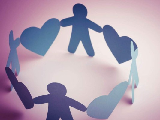 2. Haz brillar tu luz. Sonríe, sé amable, gentil, positiva, conviértete en un magneto de amor. Elimina las palabras negativas, las críticas y los chismes de tu lenguaje. Comparte tu luz interior con otros practicando actos de bondad, de esa manera lograrás que más personas se acerquen a ti y que la luz crezca también en ellos. Para atraer amor, debes compartirlo, irradiarlo.