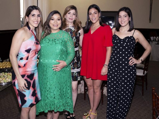 Daniela Ritter, la futura mamá Olga Echeverrí con Marcela Valle, Daniela Prieto y Cecilia collier. Foto:Daniel Madrid