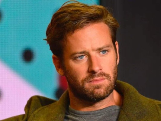 Finaliza su matrimonio: A pesar de que Elizabeth Chambers, la ahora ex del actor, pidiera el divorcio el pasado 10 de julio, expuso su punto de vista a través de Instagram, diciendo que se encontraba sorprendida, con el corazón roto y devastada. ''Dejando el dolor a un lado, los escucho y lo seguiré haciendo… no comprendía lo mucho que no sabía'', finalizó.