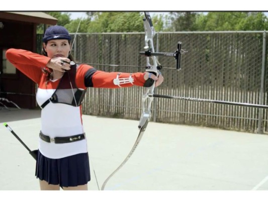 En 1999, Geena Davis compitió en las semifinales de las Olimpiadas de Estados Unidos en la categoría de arquería ya que la domina perfectamente.