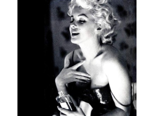 Coco channel fue la primera en utilizar las celebridades para promocionar sus productos. Cuando le preguntaron a Marilyn Monroe qué vestía para la hora dormir, ella contestó: “Chanel No. 5”.<br/>