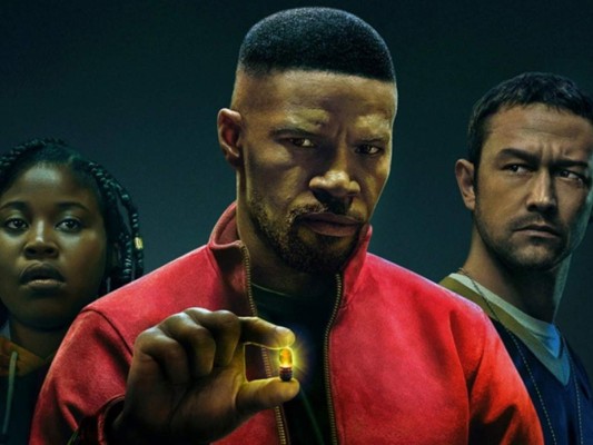 PROYECTO POWER<br/>Esta es una nueva película producida por Netflix la cual es protagonizada por Jaime Foxx y Joseph Levitt. Esta historia se mueve alrededor de una banda de narcotraficantes que crearon una pastilla la cual me da súper poderes a la persona que la tomé durando 5 minutos. Un policía, un ex soldado y una traficante de drogas adolescente se unen para detener a los delincuentes.<br/>