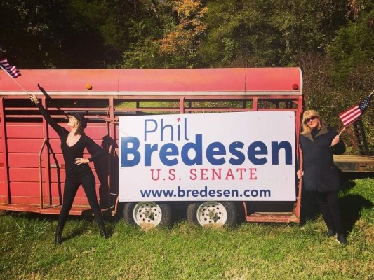 Taylor Swift fue particpice publicando una fotografia en la que se pronunció, <br/>Estas dos mujeres de Tennessee votaron por el candidato que ha demostrado ser razonable y confiable. Queremos liderazgo, no extremismo basado en el miedo. Las votaciones tempranas son hasta el jueves y el día de las elecciones es el 6 de noviembre.