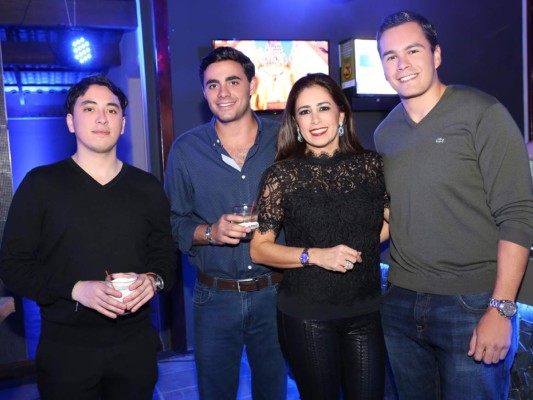 Cumpleaños de Blanca Bendeck y Rodolfo Lugo en bar Azotea