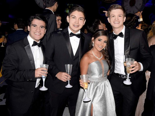 Glamour en la gala de la Escuela Internacional Sampedrana