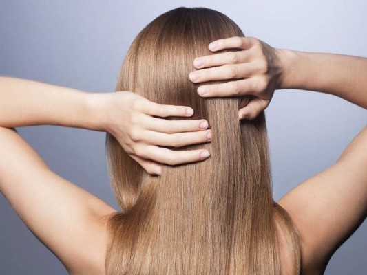 Cabello brillante: sus propiedades hacen que el cabello se mantenga sano a pesar de tratamientos o uso de calor en él. Puede usarse como tratamiento previo al lavarlo o como acondicionador.