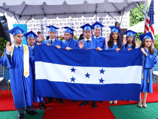 Entrega de títulos de la Discovery School