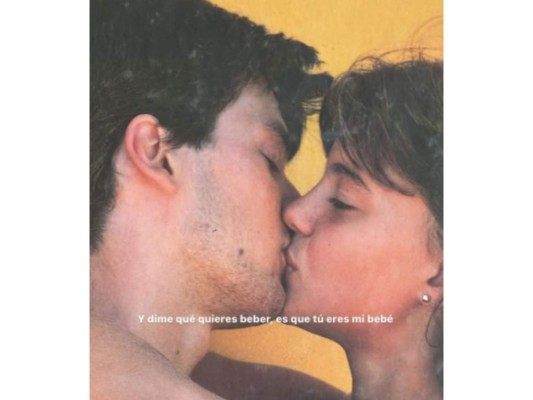 El anuncio se hizo por las redes sociales de la marca, en donde aparecía una pareja besándose con la frase: 'Y dime qué quieres beber, es que tu eres mi bebe', que es un fragmento de la canción Dakiti, del cantante puertoriqueño.