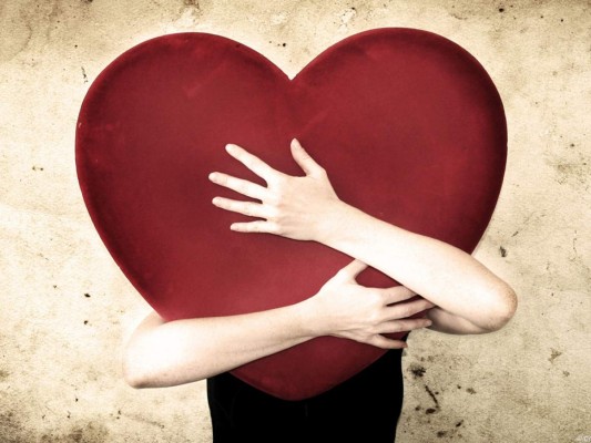 1. Quiérete a ti misma. Para poder atraer el amor debes quererte tú primero. Aceptarte por completo. Reconocer tu brillo y todo lo bueno que hay en ti. Dentro de todo ser humano hay grandeza y muchas cualidades y fortalezas, reconócelas y siéntete orgullosa de ellas. Una vez que aprendes a quererte tal como eres irradias seguridad y amor que se refleja y contagia a los demás.