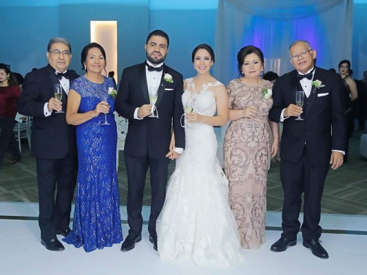 Cindy García y Hector Hernández celebran su boda eclesiástica