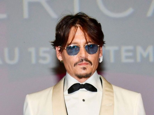 Johnny Depp era vendedor… de lápices. 'Era horrible, les ofrecías muchas cosas a la gente sólo para que compran un asqueroso lápiz', confesó una vez el actor en una entrevista.
