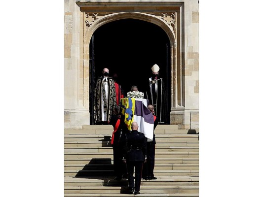 Royal Marines cargaron el féretro del duque de Edimburgo hacia la capilla del St George's Chapel donde se celebró el servicio fúnebre al que únicamente asistieron 30 personas (Photo by Kirsty Wigglesworth / various sources / AFP)