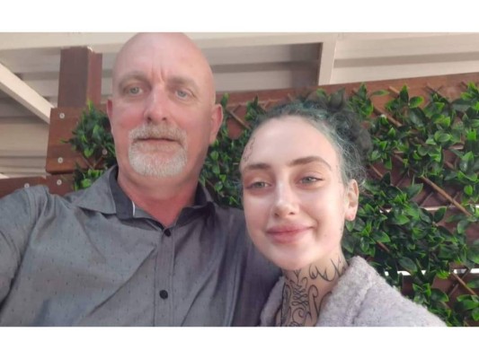 ''Este fin de semana perdimos la lucha por la vida de mi hija contra la depresión, el trauma, el trastorno de estrés postraumático y la adicción a las drogas'', escribió su padre, Matthew Scholfield, en Facebook.