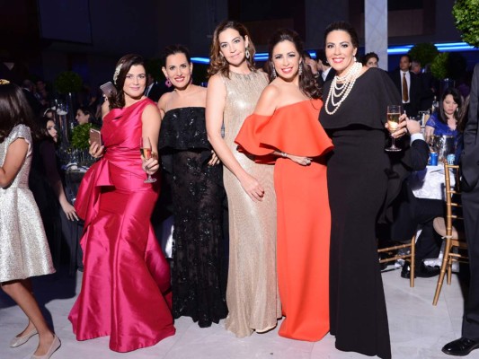 Violeta Rivera, Ericka Andonie, Monica Yibrín, Tricia Matuty y Elena Zsydel. Foto: Alex Muñoz.
