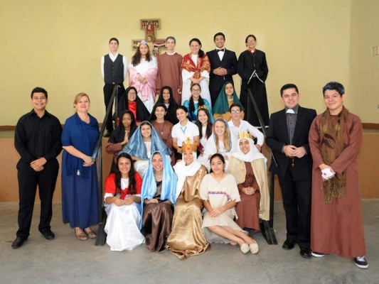 Franco Midence, miss Lourdes Fernándes, Iris Hernández, Mónica Dubón, Lilian Crúz, Sendy Villatoro, Paulina Bobadilla, Rodolfo Viscovish, Marco Flavio, Raquel Flores-Gómez, Carola Zambetti, Silvia Miranda, Grace Gamoneda, Marilyn García, Andrea Dubón, Guido David, Sofía Escobar, Denia Crúz, Andrea Munguía, María Enamorado, Gabriel Medina, Laura Trejo, Mario Sabillón, miss Gaby Escobar, Luís Flores y Andrea Suazo.