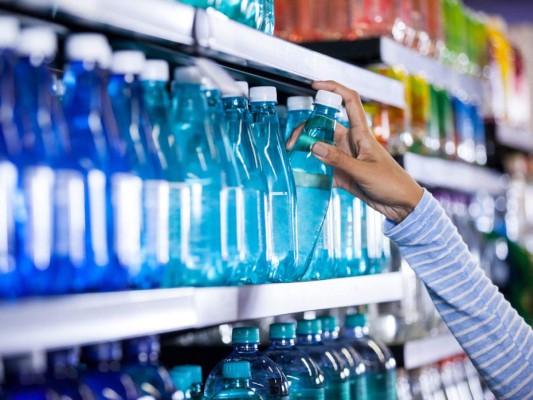 8. Agua. Aunque recibas el servicio de agua embotellada en casa, no estará de más tener un paquete de botellitas extra, podría tener sentido en el caso de que se cortara el suministro.<br/>