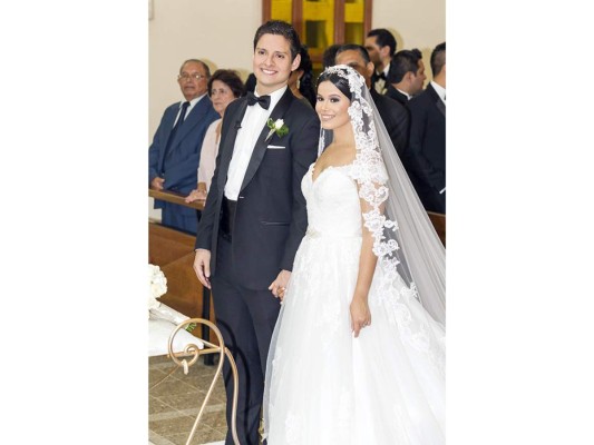 Los enamorados Roberto Antonio Ferrufino González y Gabriera Cristina Alvarado Pumpo, en la capilla Nuestra Señora de Suyapa. Foto:Daniel Madrid