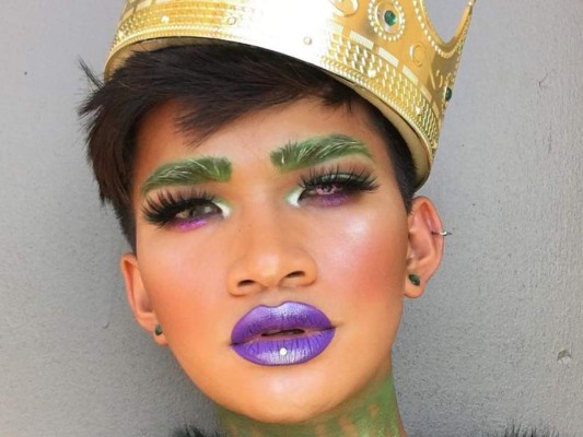 Bretman Rock, el joven de ascendencia filipina que tiene cinco millones de seguidores en Instagram, es experto en las tecnicas de iluminar rostro y diseñar cejas y además e activista en contra del bullying para los niños que se maquillan haciendo campañas para marcas como Tarte Cosmetics
