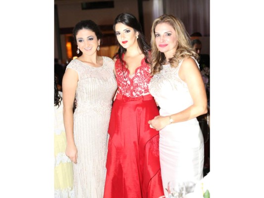 Michelle Espinoza junto a Diana María y Diana Atala y Nicole Chávez