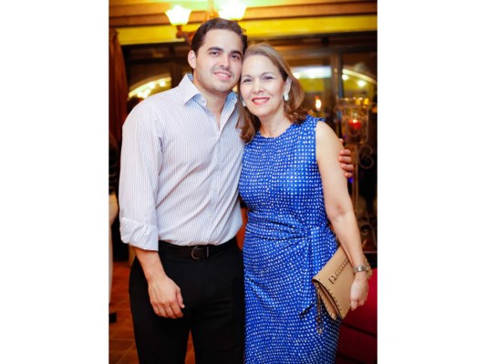 Fiesta catracha para Angelo Casco y María Fernanda Welchez