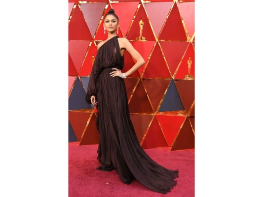 Bella como siempre Zendaya lució un vestido marrón profundo de la firma de Giambattista Valli, combinado con un smoke eyes en tonos chocolate y un trabajado contouring. Y en su cabello un moño estilo top knot tirante, que ayudó a estilizar sus facciones.<br/>