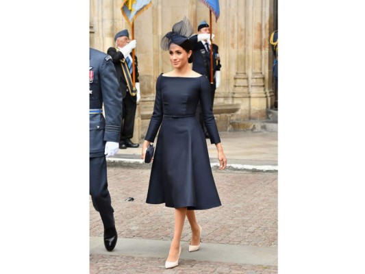 En la celebración del centenario del RAF, la esposa del Príncipe Harry deslumbró, esta vez con un black look. Dior fue el encargado de su atuendo, el vestido era de escote de barco, y lo combinó con unos tacones de punta color nude.