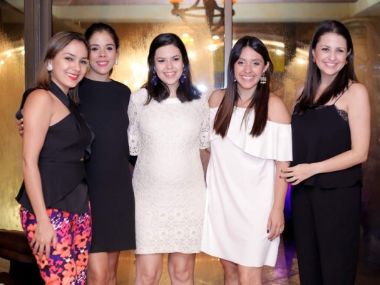 Fiesta catracha para Angelo Casco y María Fernanda Welchez