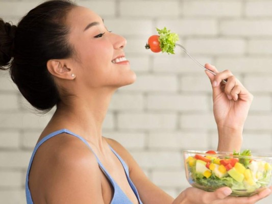 En lo particular, sabemos que las frutas no te pueden aumentar el peso, sin embargo, hay algunas que presentan más calorías que otras. Es importante, de igual manera, incluir frutas en nuestra alimentación pues aportan muchas vitaminas y minerales a nuestro cuerpo, pero te traemos algunas que sí podrían aumentar un poco tu peso, de acuerdo como las consumas.