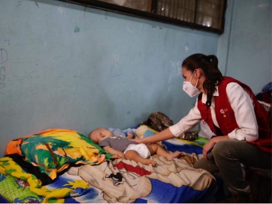Asimismo, la monarca visitó uno de los albergues donde algunas de las personas afectadas por los huracanes Eta e Iota se encontraban. Fotos Leonel Estrada