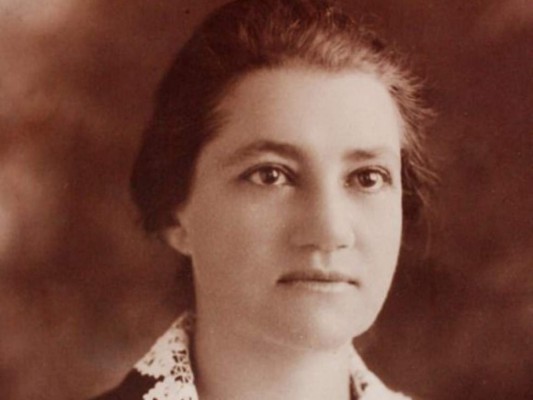 Lucila Gamero. Fue la primera mujer hondureña en hacer la producción de una novela sólida y famosa. La primera novela que escribió fue Amalia Montiel, esta fue publicada por Froylán Turcios. Años más tarde, luego de publicar otras novelas, dio vida a una de sus obras más reconocidas de la literatura hondureña Blanca Olmedo.