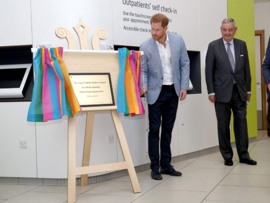 El príncipe inauguró una nueva ala en el hospital.