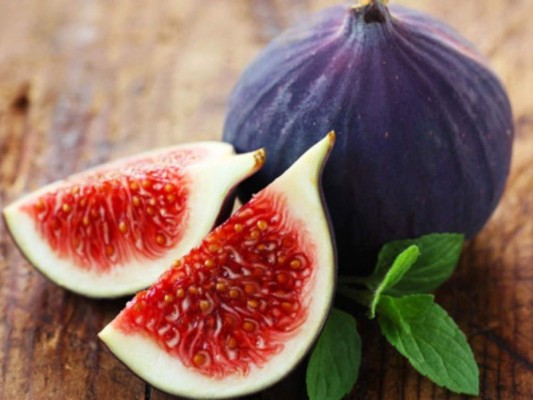 Higos<br/>Una fruta de temporada así que no es de las que consumes con frecuencia. Los higos aportan 74 calorías por cada 100 gramos, aunque agrupan una cantidad de fibra importante. No conviene abusar de esta fruta si estás realizando dieta y lo que quieres es adelgazar.<br/>