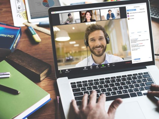 9. Solo hablas de trabajo. Todos estamos bajo una situación de estrés, por lo que en algún momento las conversaciones deben volverse más humanas y debemos mostrar interés por las situaciones de nuestros compañeros o colaboradores. Rompe el hielo o la tensión con conversaciones cálidas, sobre sus familiares y cómo superan la cuarentena en casa.