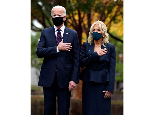 Joe Biden y su esposa Jill Biden en la conmemoración del Día de los Veteranos en Filadelfia (Photo by Angela Weiss / AFP)