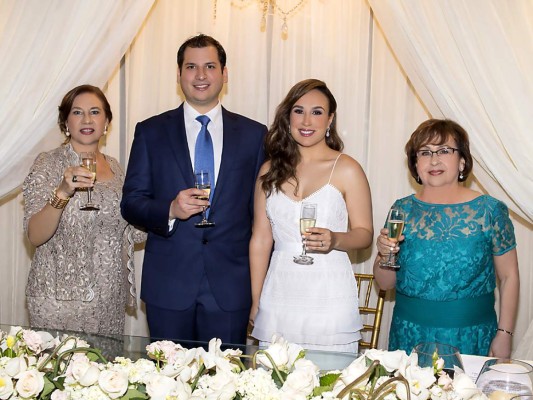 Joaquín Echeverrí y Adriana Hawit se casan por lo civil  