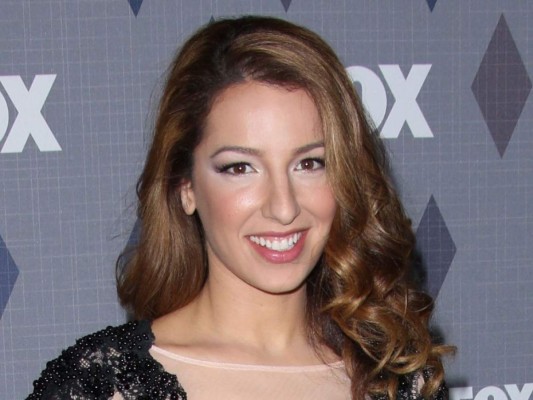 6. Vanessa Lengies, que interpretaba a Sugar Motta entre la tercera y la sexta temporada, también publicaba un sincero mensaje que finaliza con el emoji de las manos orando: “La quiero. Os quiero. Os abrazo con fuerza”.<br/>