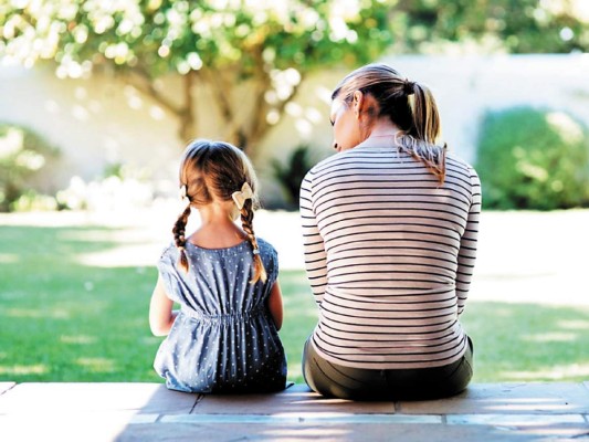 7. CÓMO ACTUAR CON LOS NIÑOS. Los papás no son la única fuente de información de los niños. Ellos conocen sobre la enfermedad a través de diversas fuentes por lo que lo recomendable es que los padres les expliquen claramente en qué consiste y qué hacer para protegerse. Los chicos se sienten empoderados al conocer todas las medidas para mantenerse a salvo. Debes mostrarles cómo deben lavarse las manos por 20 segundos y recordarles que hay que hacerlo antes de comer, cuando llegan a casa, luego de jugar, cuando estornudan o tosen o después de usar el baño. Acorde a su edad explícales las consecuencias de no hacerlo y como protegerse ante factores externos.