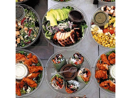 YUM YUM ¡Comer saludable es delicioso! Y en Yum Yum encon-trarás un menú variado, bajo en calorías y lleno de sabor. Sus fabulosas ensaladas, spring rolls, especialidades thai y su delicioso pastel de zanahoria son algunos de los favoritos. @ yumyumhnd