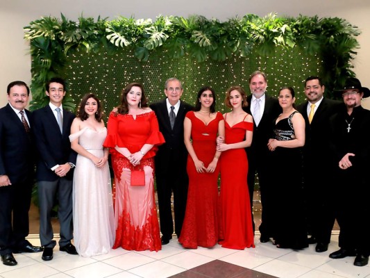 Integrantes del reparto: Abelardo Bobadilla, Alejandro Rostrán, Mónica Valladares, Nidia Villegas, José Francisco Saybe, director de la obra Ana Laura Toledo, Abel Fonseca, Patricia Fajardo, Gerardo Mejía y Ezer Lavaire. Foto: Melvin Cubas