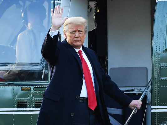 Unas horas antes de la juramentación de Biden, Donald Trump abandonó la Casa Blanca diciendo que los últimos cuatro años fueron 'increíbles' y prometiendo regresar 'de alguna forma'. (Photo by MANDEL NGAN / AFP)
