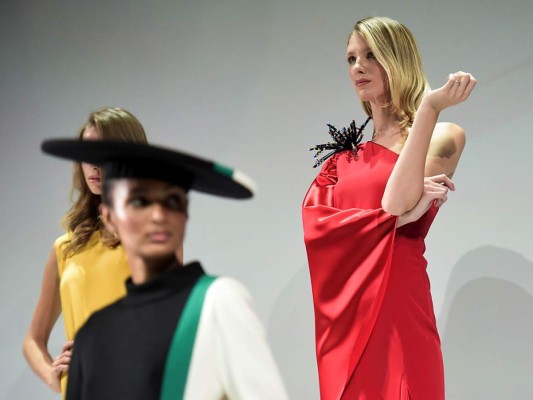 Pionero en integrar el diseño o la arquitectura en sus propuestas, Cardin jugó con la silueta femenina como muy pocos