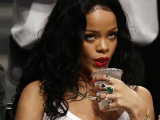 Jameson y Ginger Ale es el favorito de 'Riri'. En su canción 'Cheers' de 2011, la cantante menciona la marca de Whiskey ('oh, let the Jameson sink in'), y en un Tweet en 2010, respondió a un fanático afirmando que esa era su bebida predilecta. También, Rihanna es una conocida amante del vino, de acuerdo a los bartenders de los bares y restaurantes que frecuenta.
