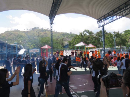 Entrance de los Seniors 2017 de Macris School