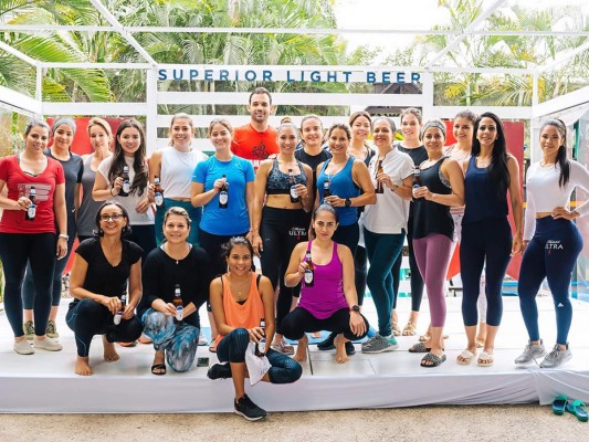 Un éxito el Ultra Yoga Brunch by Michelob Ultra y Estilo   