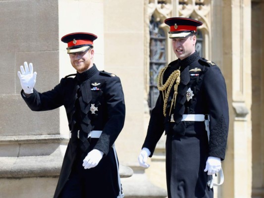 El Príncipe Harry acompañado de su hermano vistiendo ambos el uniforme de gala del ejército, llegaron caminando a la capilla de San Jorge.